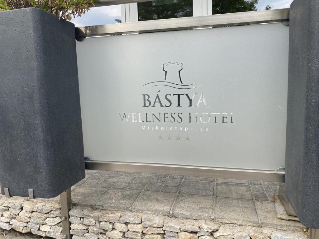 Bástya hotel opál fóliázás